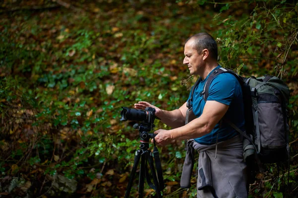 Fotografia Professionale Natura Con Grande Zaino Macchina Fotografica Treppiede — Foto Stock