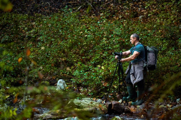 Profesionální Příroda Aphe Velkým Batohem Fotoaparátem Stativem — Stock fotografie