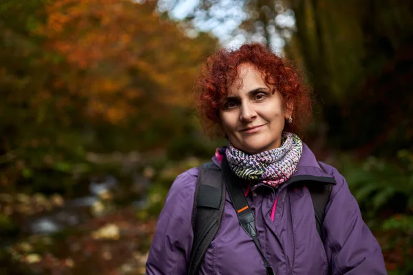 Glückliche Frau Urlaub Beim Wandern Einem Fluss Bunten Wald — Stockfoto