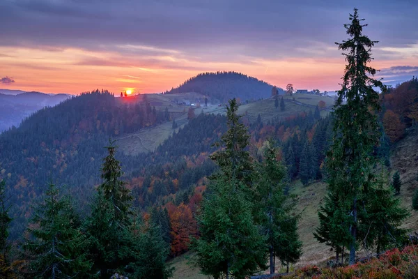 Paisagem Com Nascer Sol Uma Manhã Fria Novembro Nas Montanhas — Fotografia de Stock