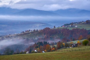 Sabah sisli ve sisli bir dağ köyü.