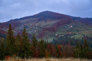 Sabah sisli ve sisli bir dağ köyü.