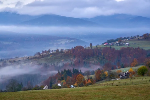 Χωριό Βουνό Ομίχλη Και Ομίχλη Επιπλέουν Ανάμεσά Τους Πρωί — Φωτογραφία Αρχείου