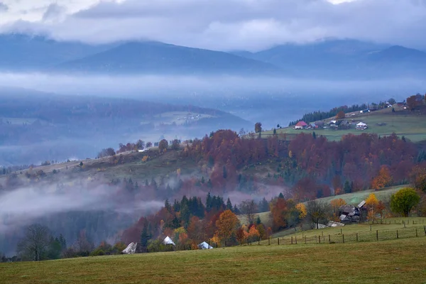 Dorp Een Berg Met Mist Mist Drijvend Tussen Hen Ochtend — Stockfoto