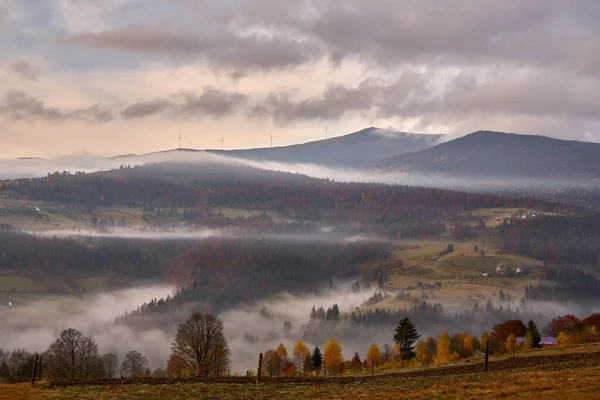 Pueblo Una Montaña Con Niebla Niebla Flotando Entre Ellos Mañana — Foto de Stock