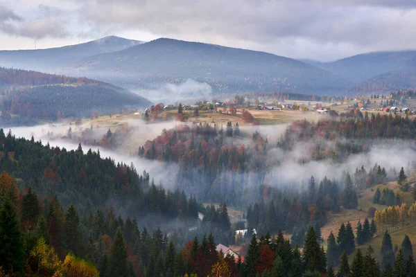 Wioska Górze Mgłą Mgłą Unoszącą Się Wśród Nich Rano — Zdjęcie stockowe