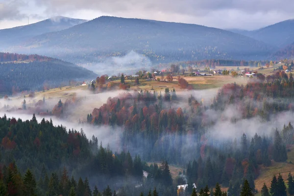 Pueblo Una Montaña Con Niebla Niebla Flotando Entre Ellos Mañana — Foto de Stock