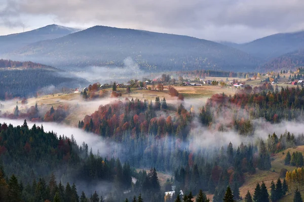 朝は霧と霧が浮かぶ山の上の村 — ストック写真