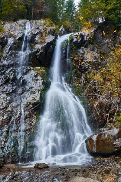 山中瀑布秀丽的风景 — 图库照片