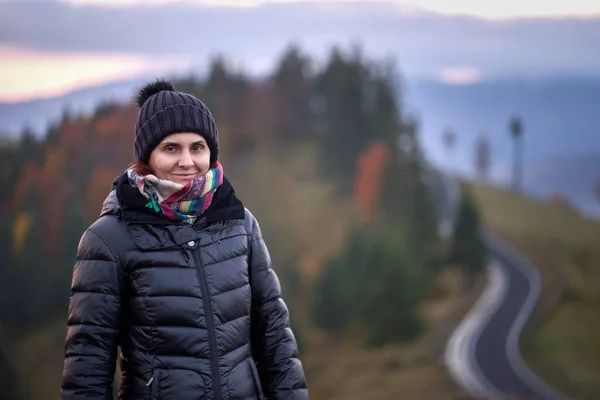 Närbild Kvinna Vinterrock Och Mössa Vid Soluppgången Bergen — Stockfoto