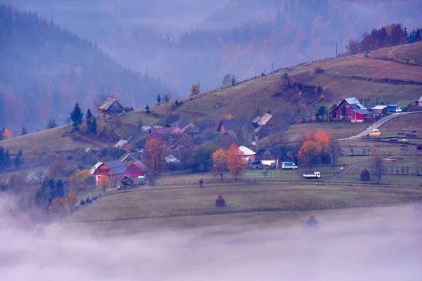 Village Sur Une Montagne Avec Brouillard Brouillard Flottant Parmi Eux — Photo