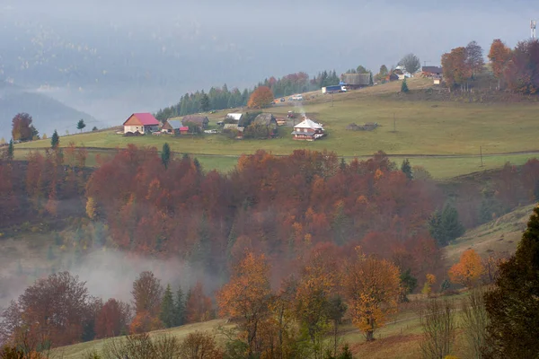 Pueblo Una Montaña Con Niebla Niebla Flotando Entre Ellos Mañana — Foto de Stock