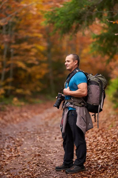 Professionele Natuurfotograaf Wandelen Het Kleurrijke Bos Tijdens Herfst — Stockfoto