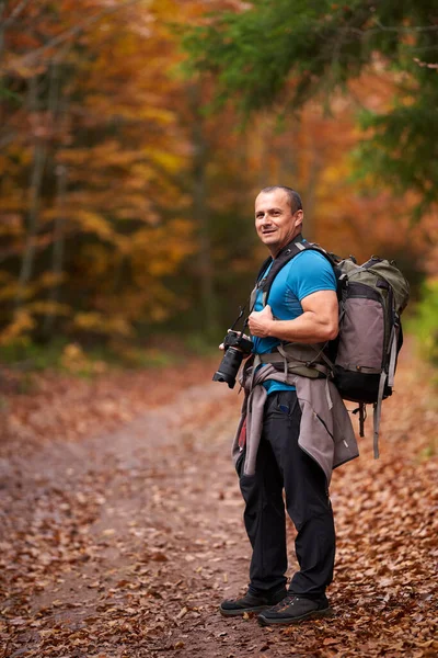 Professionele Natuurfotograaf Wandelen Het Kleurrijke Bos Tijdens Herfst — Stockfoto