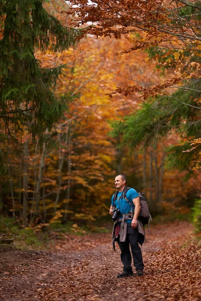 Professionele Natuurfotograaf Wandelen Het Kleurrijke Bos Tijdens Herfst — Stockfoto