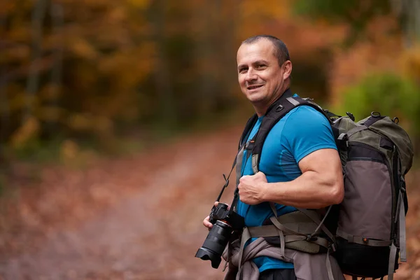 Professionele Natuurfotograaf Wandelen Het Kleurrijke Bos Tijdens Herfst — Stockfoto