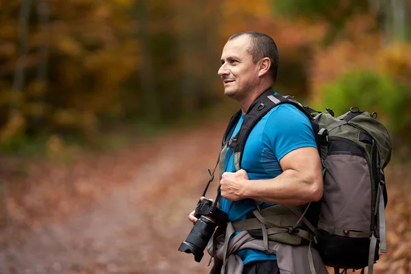 Professionele Natuurfotograaf Wandelen Het Kleurrijke Bos Tijdens Herfst Rechtenvrije Stockafbeeldingen