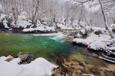 Dağlık bir geçitte nehir olan kış manzarası