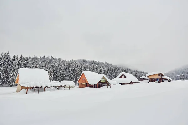 Pueblo Las Montañas Cubierto Nieve Durante Invierno — Foto de Stock