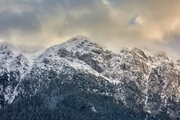 Paisaje Invernal Con Espectaculares Montañas Rocosas Empolvadas Nieve — Foto de Stock