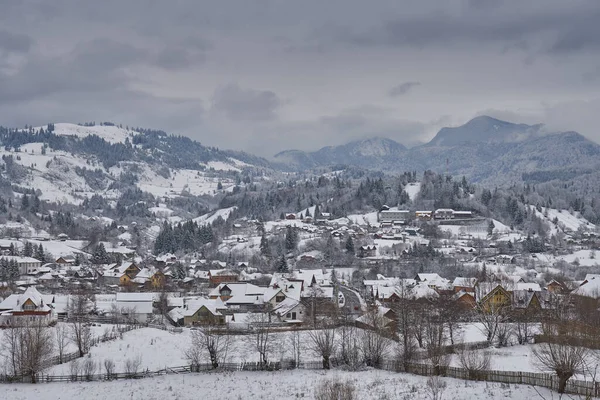 Dorf Den Bergen Winter Mit Schnee Bedeckt — Stockfoto