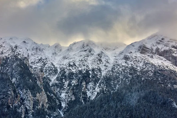 冬季风景秀丽 多山多山多雪 — 图库照片