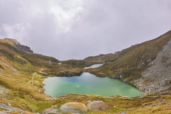 Paisagem Com Lago Glacial Nas Altas Montanhas — Fotografia de Stock