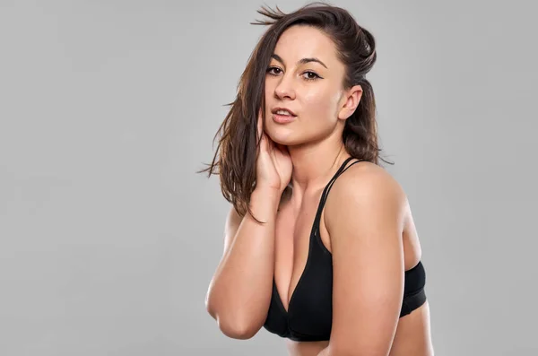 Studio Portret Van Een Zelfverzekerde Size Jonge Vrouw Grijze Achtergrond — Stockfoto