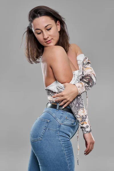 Studioporträt Einer Selbstbewussten Size Jungen Frau Auf Grauem Hintergrund — Stockfoto