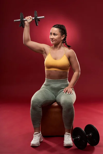 Zelfverzekerde Size Jonge Vrouw Fitness Kleding Oefening Studio — Stockfoto