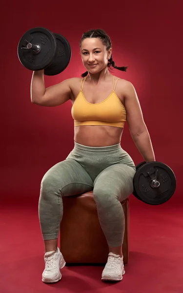 Zelfverzekerde Size Jonge Vrouw Fitness Kleding Oefening Studio — Stockfoto