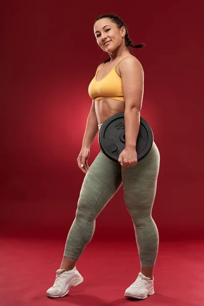 Fiducioso Size Giovane Donna Abbigliamento Fitness Esercizio Studio — Foto Stock