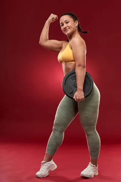 Confiado Más Tamaño Joven Mujer Traje Fitness Ejercicio Estudio — Foto de Stock