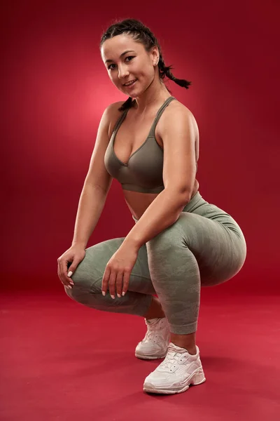 Confiante Size Jovem Mulher Fitness Vestir Exercitando Estúdio — Fotografia de Stock