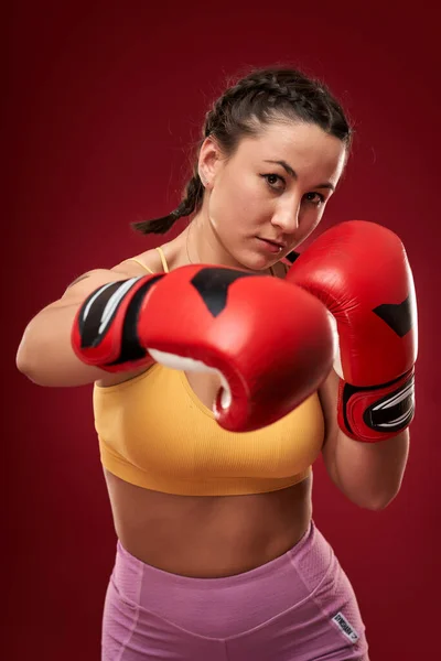 Boxeador Femenino Joven Con Guantes Rojos Sobre Fondo Rojo —  Fotos de Stock