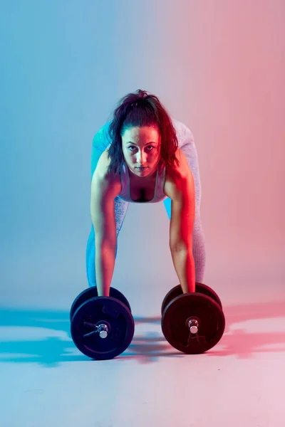 Sebedůvěra Velikost Mladá Žena Fitness Oblečení Cvičení Studiu — Stock fotografie