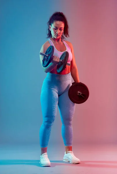 Confiado Más Tamaño Joven Mujer Traje Fitness Ejercicio Estudio —  Fotos de Stock