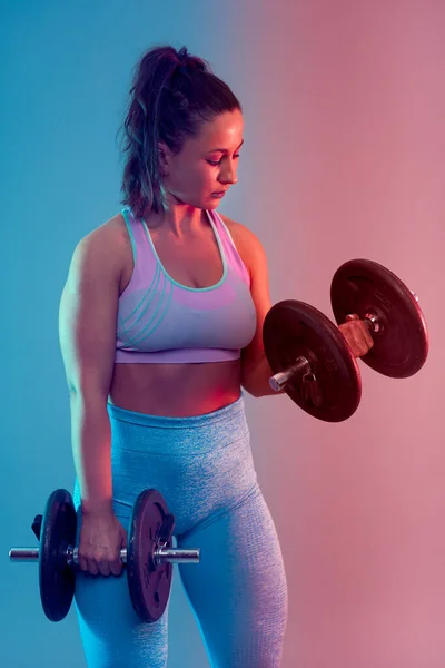 Confident Συν Μέγεθος Νεαρή Γυναίκα Fitness Ενδυμασία Άσκηση Στο Στούντιο — Φωτογραφία Αρχείου