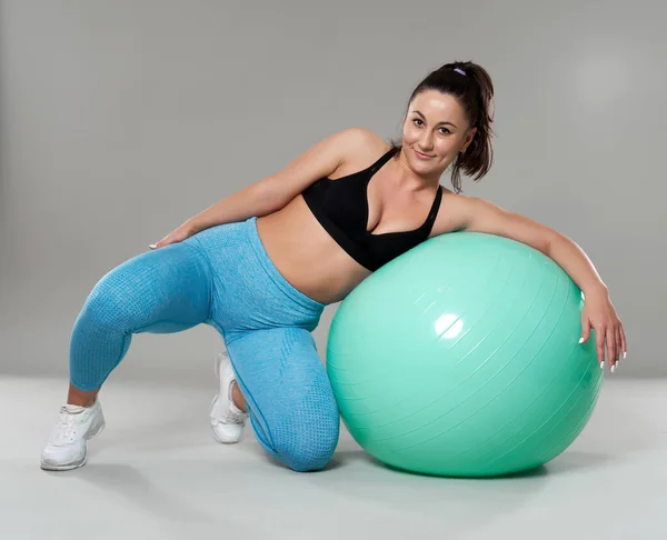 Confiado Más Tamaño Joven Mujer Traje Fitness Ejercicio Estudio —  Fotos de Stock