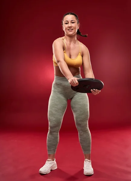 Confiado Más Tamaño Joven Mujer Traje Fitness Ejercicio Estudio —  Fotos de Stock