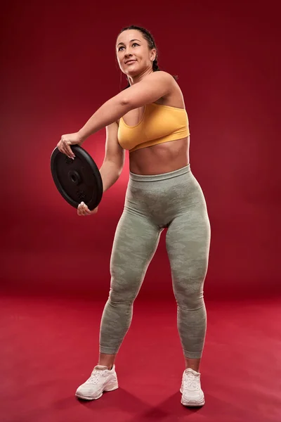 Confiante Size Jovem Mulher Fitness Vestir Exercitando Estúdio — Fotografia de Stock