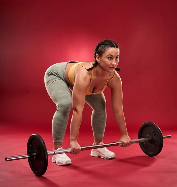 身强体壮的年轻女子在演播室锻炼 — 图库照片