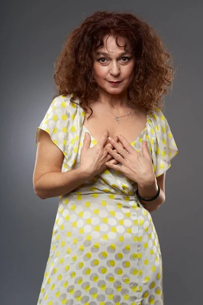 Schoonheid Studio Portret Van Een Volwassen Krullende Vrouw Lange Jurk — Stockfoto