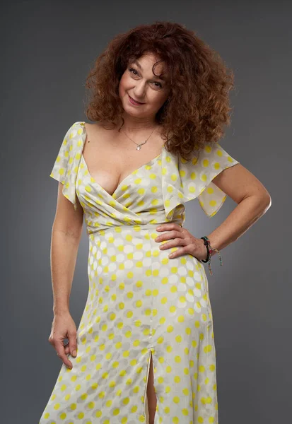 50歳の美 長いドレスで成熟した巻き毛の女性のスタジオポートレート — ストック写真