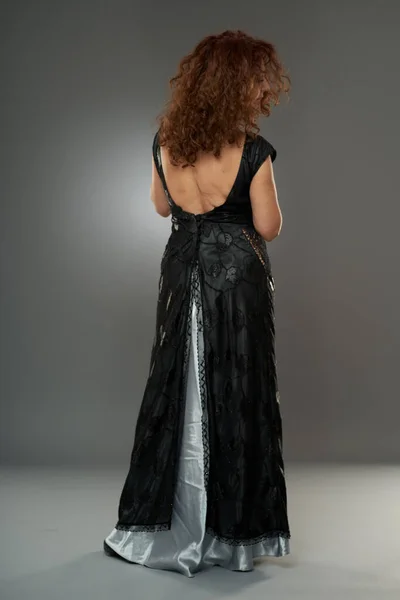 50歳の美 長いドレスで成熟した巻き毛の女性のスタジオポートレート — ストック写真