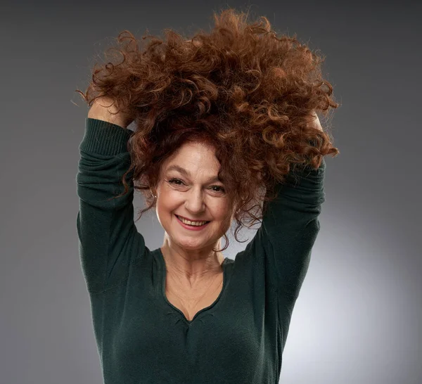 Retrato Estudio Una Mujer Madura Años Sobre Fondo Gris —  Fotos de Stock