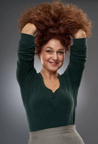 Estúdio Retrato Uma Mulher Madura Anos Contra Fundo Cinza — Fotografia de Stock