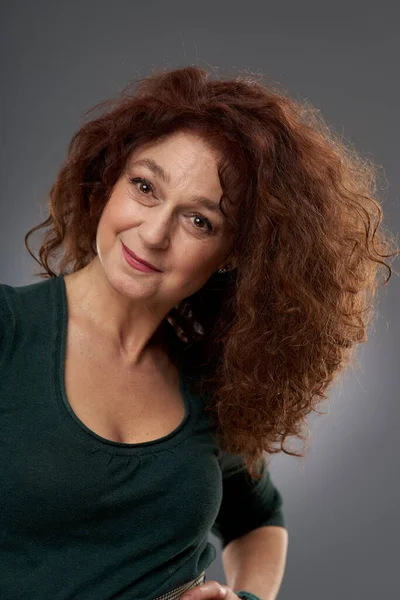 Estúdio Retrato Uma Mulher Madura Anos Contra Fundo Cinza — Fotografia de Stock