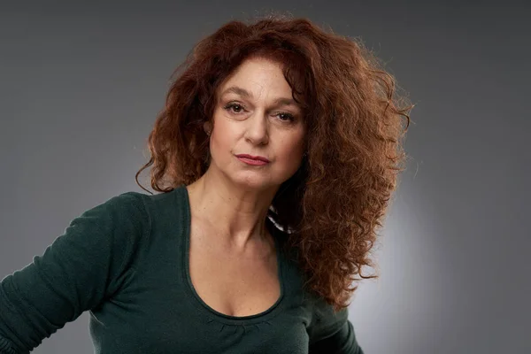 Estúdio Retrato Uma Mulher Madura Anos Contra Fundo Cinza — Fotografia de Stock