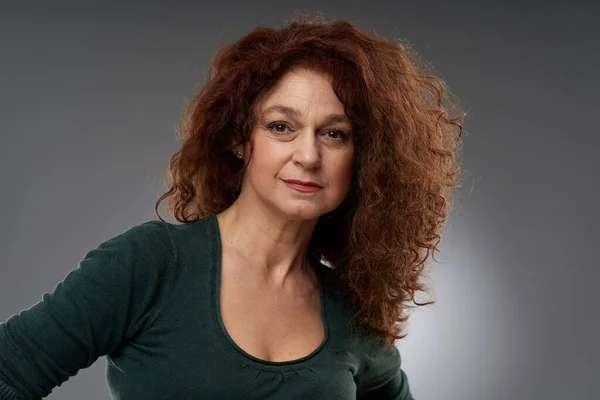 Retrato Estudio Una Mujer Madura Años Sobre Fondo Gris —  Fotos de Stock